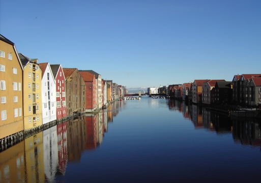 Foto av en kanal med fargede hus i Trondheim