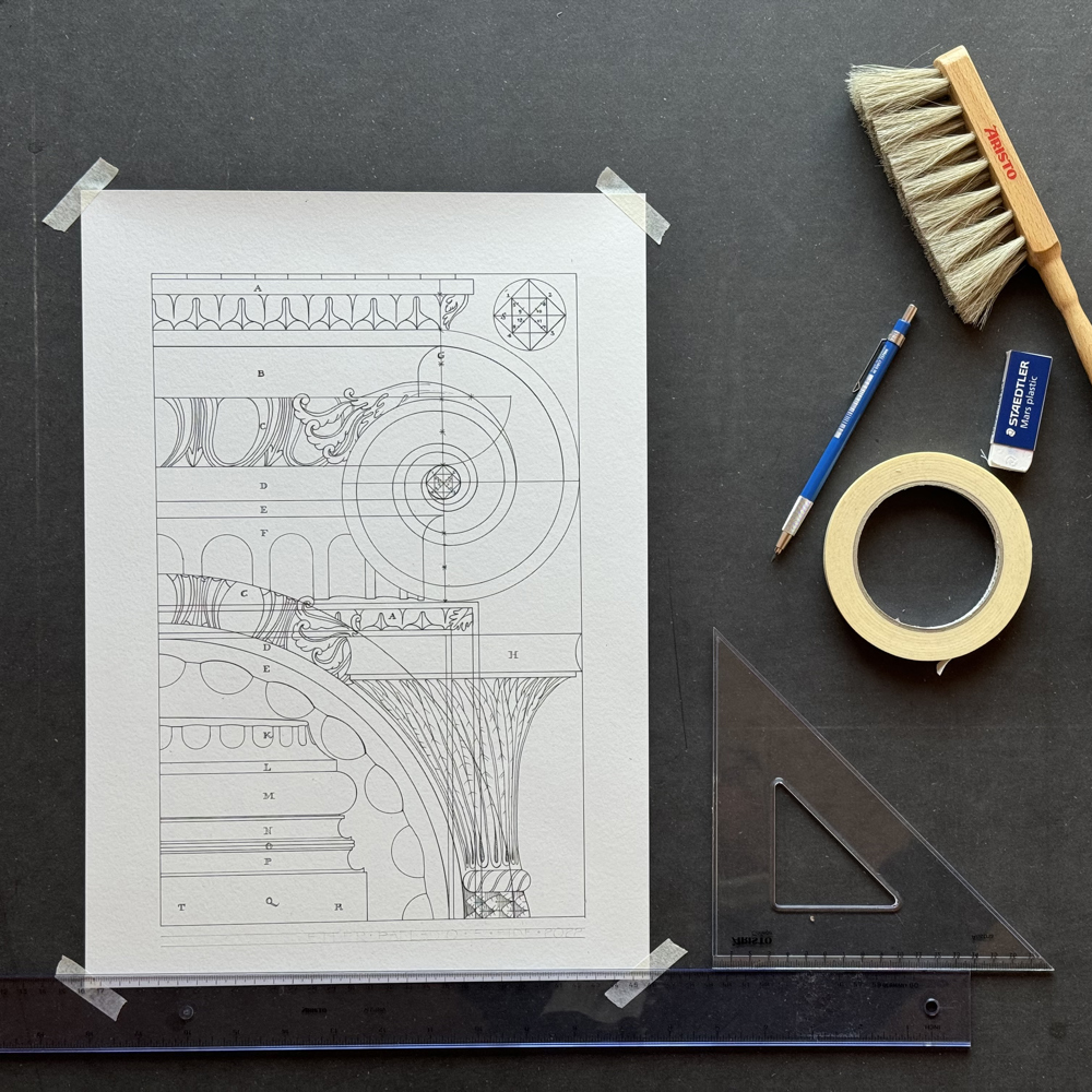 Foto av håndtegning av en jonisk søyle og diverse tegne utstyr rundt.