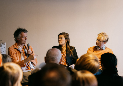 Erling Fossen, Marie Hallandvik Hortemo og Alf Jørgen Schnell i debatt i hagestuen i Josefines gate i Oslo. Foto.