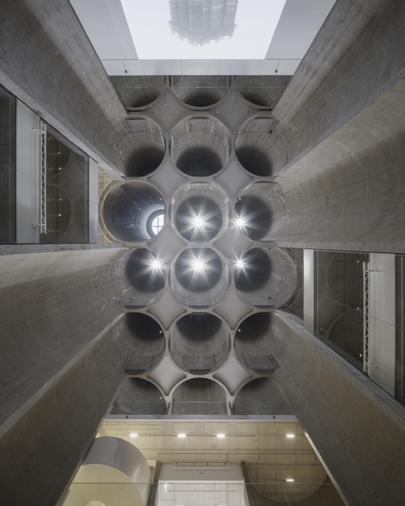 Interiør foto opp i et høyt midtrom i kunstsiloen i Kristiansand, betong.