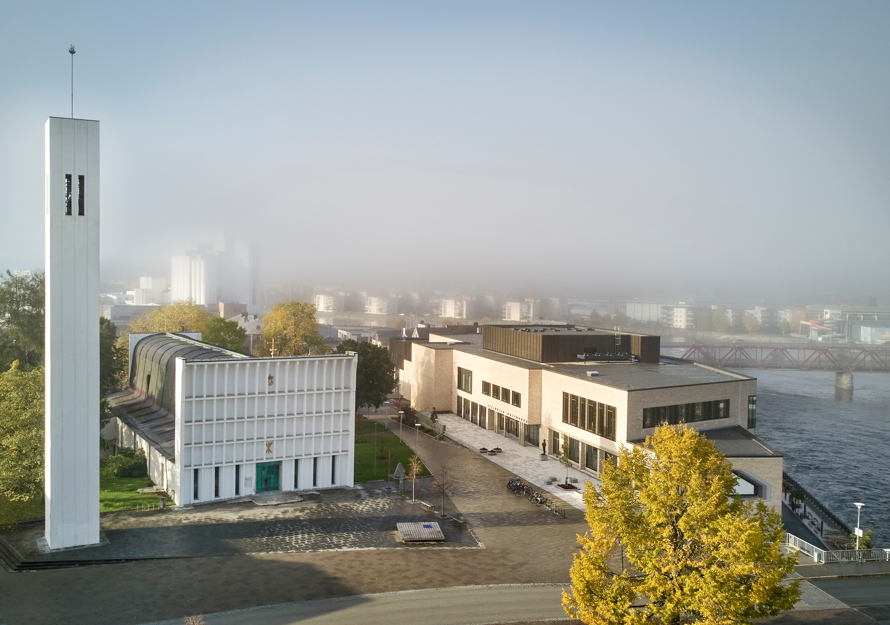 Drone foto av Steinkjær kulturhus, Steinkjer kirke og Torget, by i bakgrunnen.