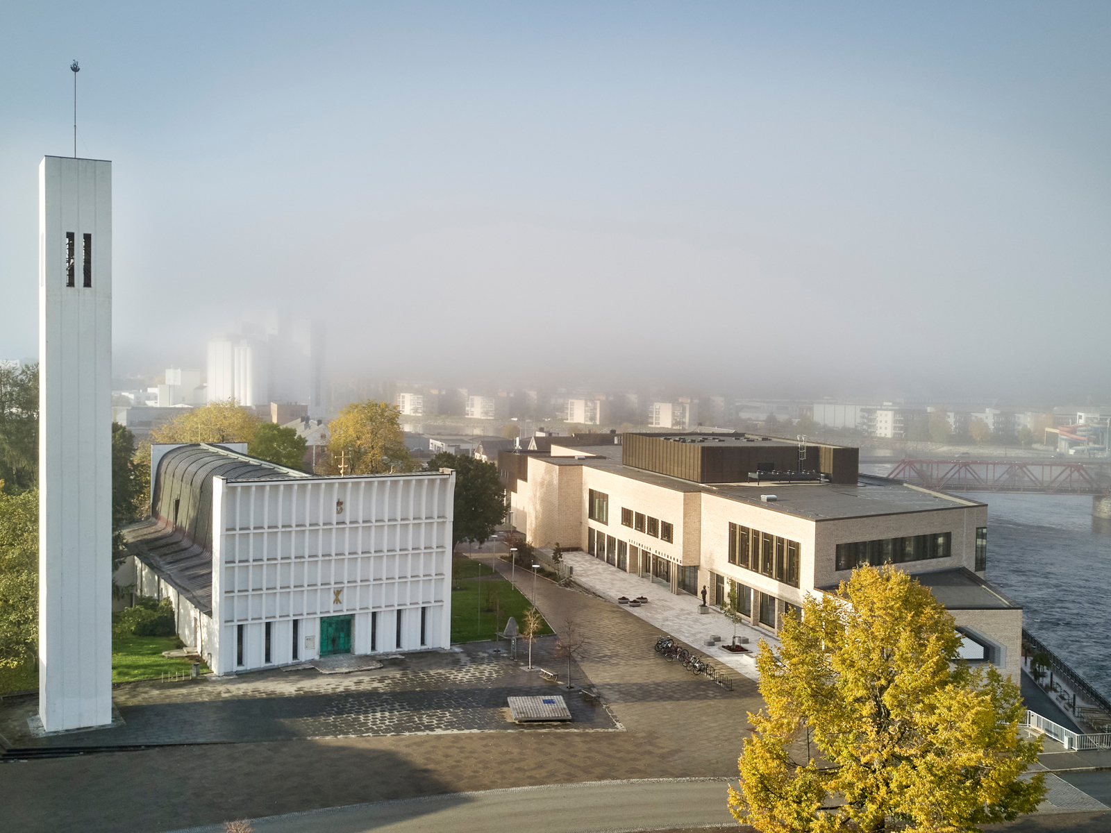 Drone foto av Steinkjær kulturhus, Steinkjer kirke og Torget, by i bakgrunnen.