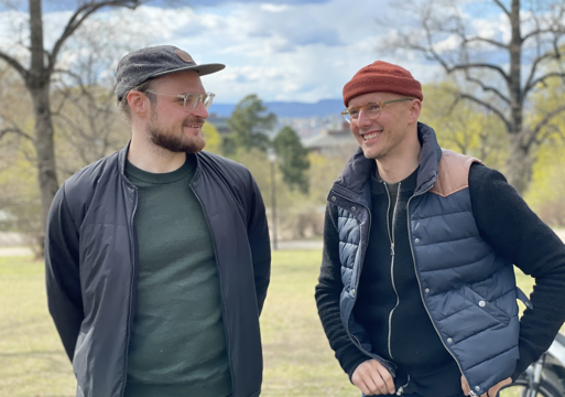 Pavel Sagen og Daniel Andersson utendørs i fint vær. Foto.