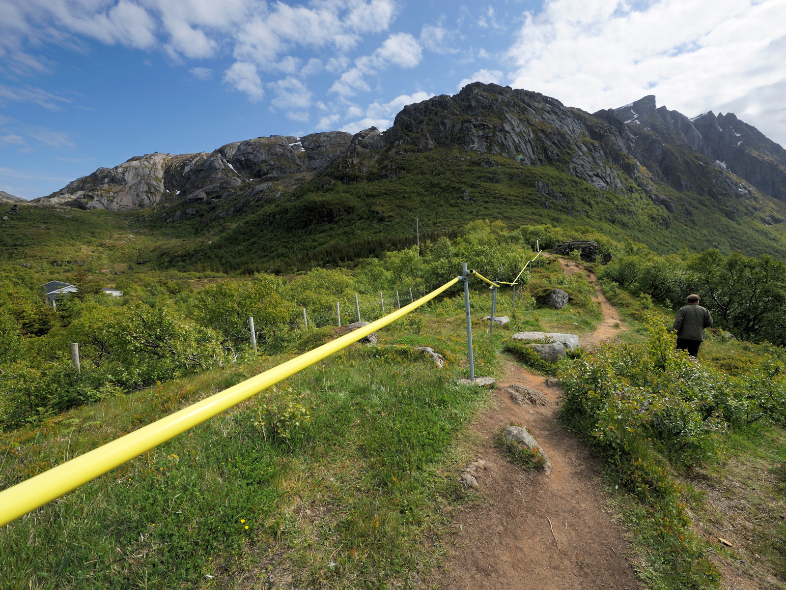 Bilde av et gult rekkverk langs stien i Nappskaret, Lofoten. Prosjektet er utført av Jarmund / Vigsnæs.