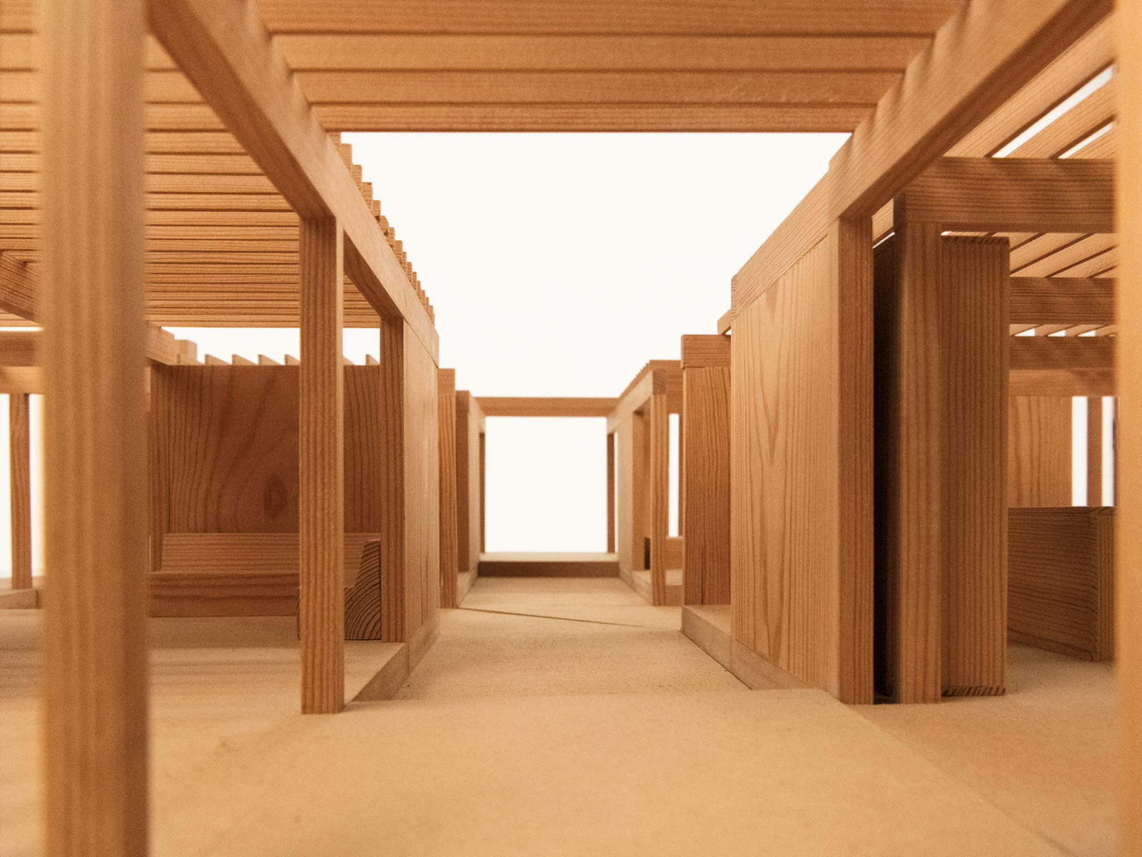 Arkitekturmodell i tre av innsiden av et hus. Foto.