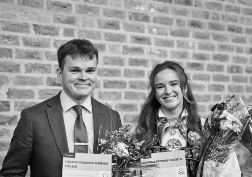De nyutdannete arkitektene Jørgen Stuenes og Ingrid Marie Sæther Halbjørhus på diplomseremoni ved NTNU i våres, med utdeling av Statsbyggs studentpris i arkitektur.