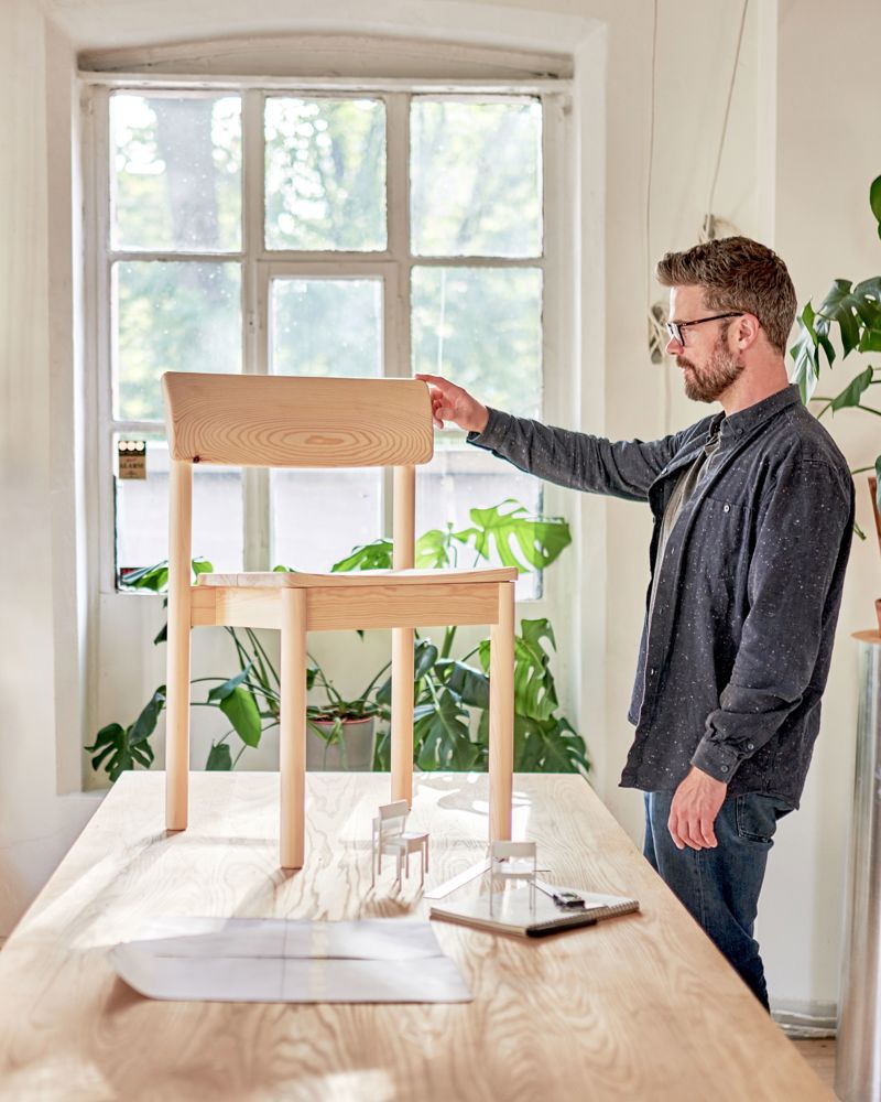 Bilde av «Minus»-stolen er laget av designerne Jenkins & Uhnger ved siden av Uhnger.