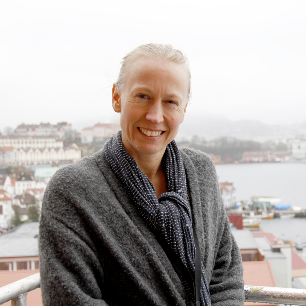Rektor ved Arkitekthøgskolen i Bergen, Cecilie Andersson, her på taket av skolen som hun mener bør bevares. Naboer mener bygningen må rives når området skal oppgraderes.