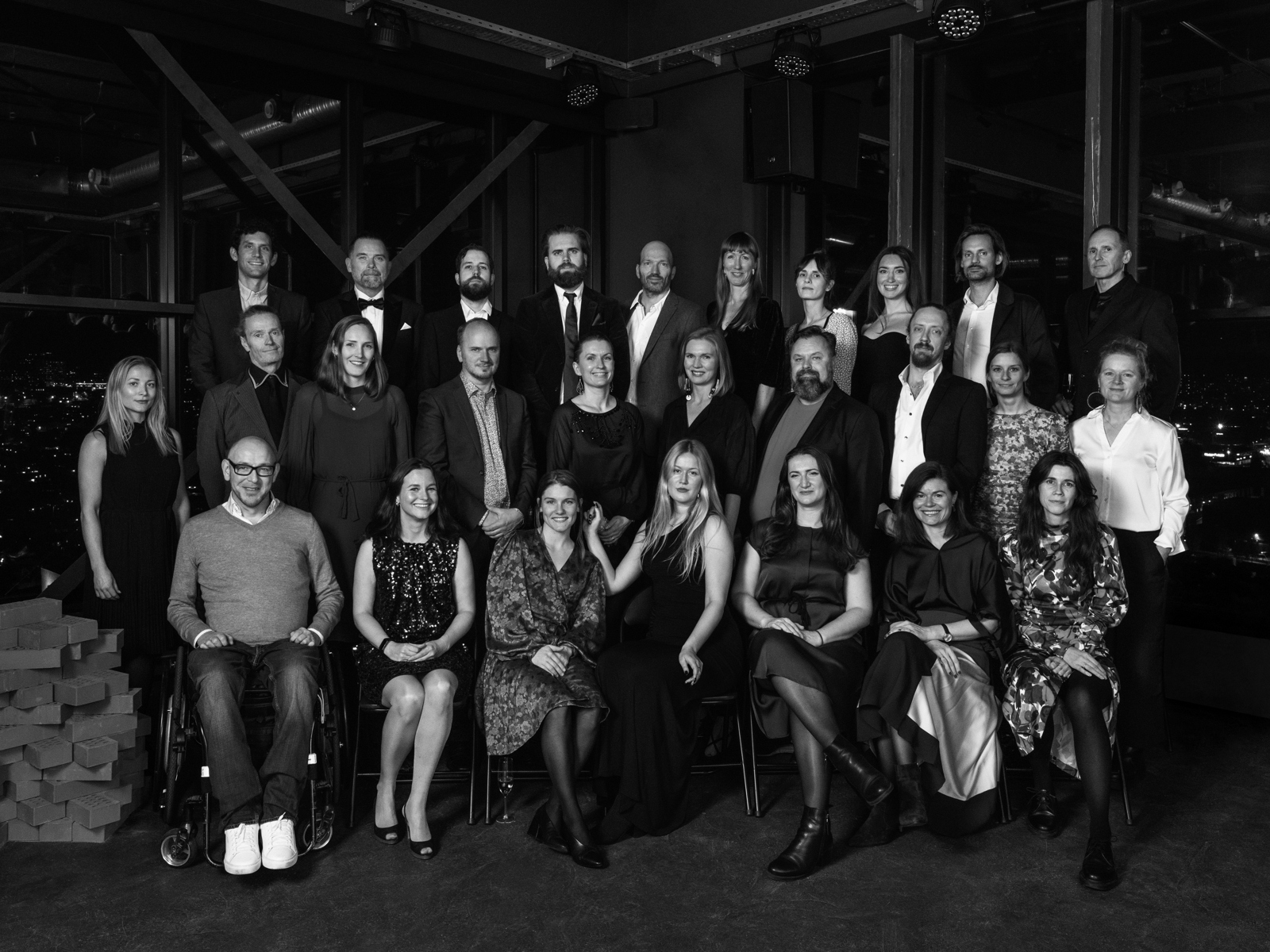 Gruppe foto i svart hvitt av de ansatte i code arkitektur, alle pent kledd.