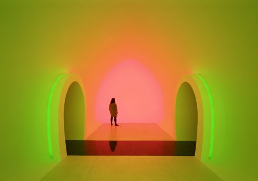 Interiør fot av James Turrell, Ganzfeld: Double Vision. Et rom fyllt av farger, to åpninger og et menneske