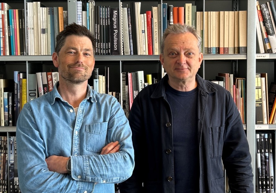 Per Olav Pedersen og Knut Longva fra Longva arkitekter, fotografert foran en bokhylle.