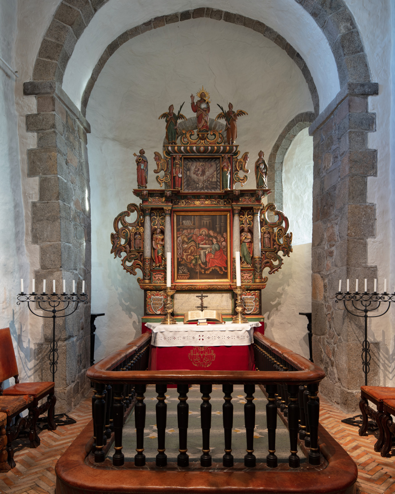 Foto av alter og altertavle i Hedrum kirke.