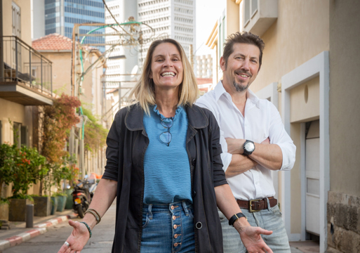 Foto av Marit Justine Haugen og Dan Zohar ute i byen smilende.