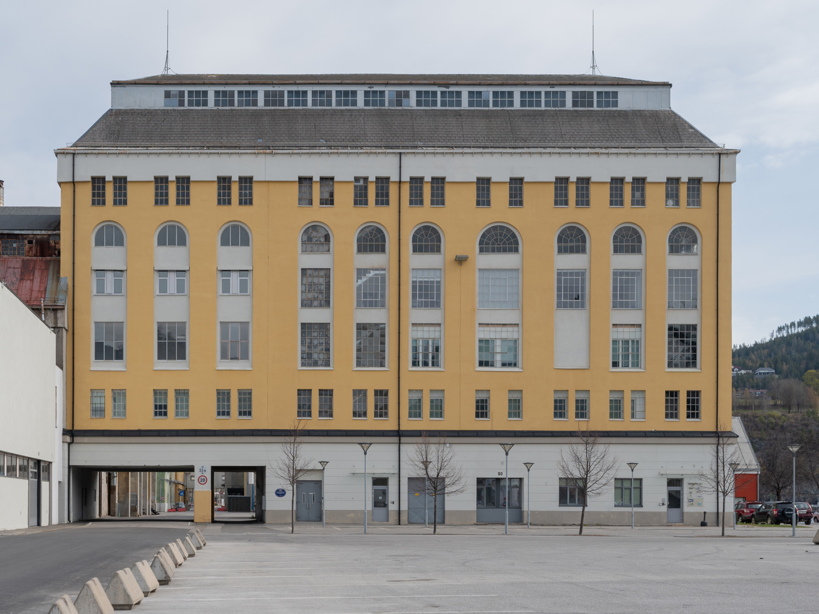 Foto av stort gult fabrikkbygg.