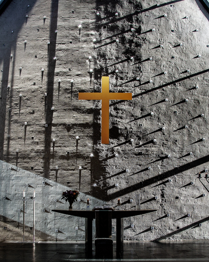 Foto av alter og altertavle i Lommedalen kirke.