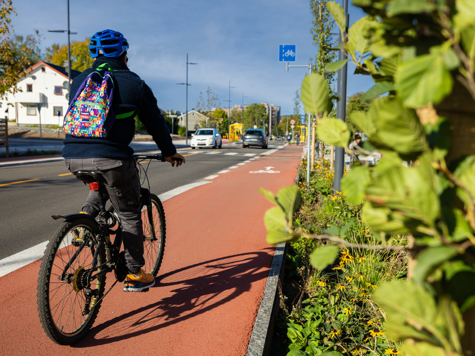 Foto av en som sykler på et rødt sykkelfelt.
