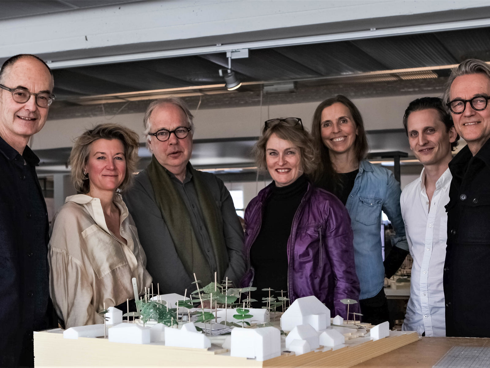 Gruppebilde av ledelsen i Lundhagem. Fra venstre: Einar Hagem, Kaia Hellstrøm Krüger, Svein Lund, Mette Røsbekk, Kristine Strøm-Gundersen, Jørgen Honningsvåg og Per Suul.  Foto.