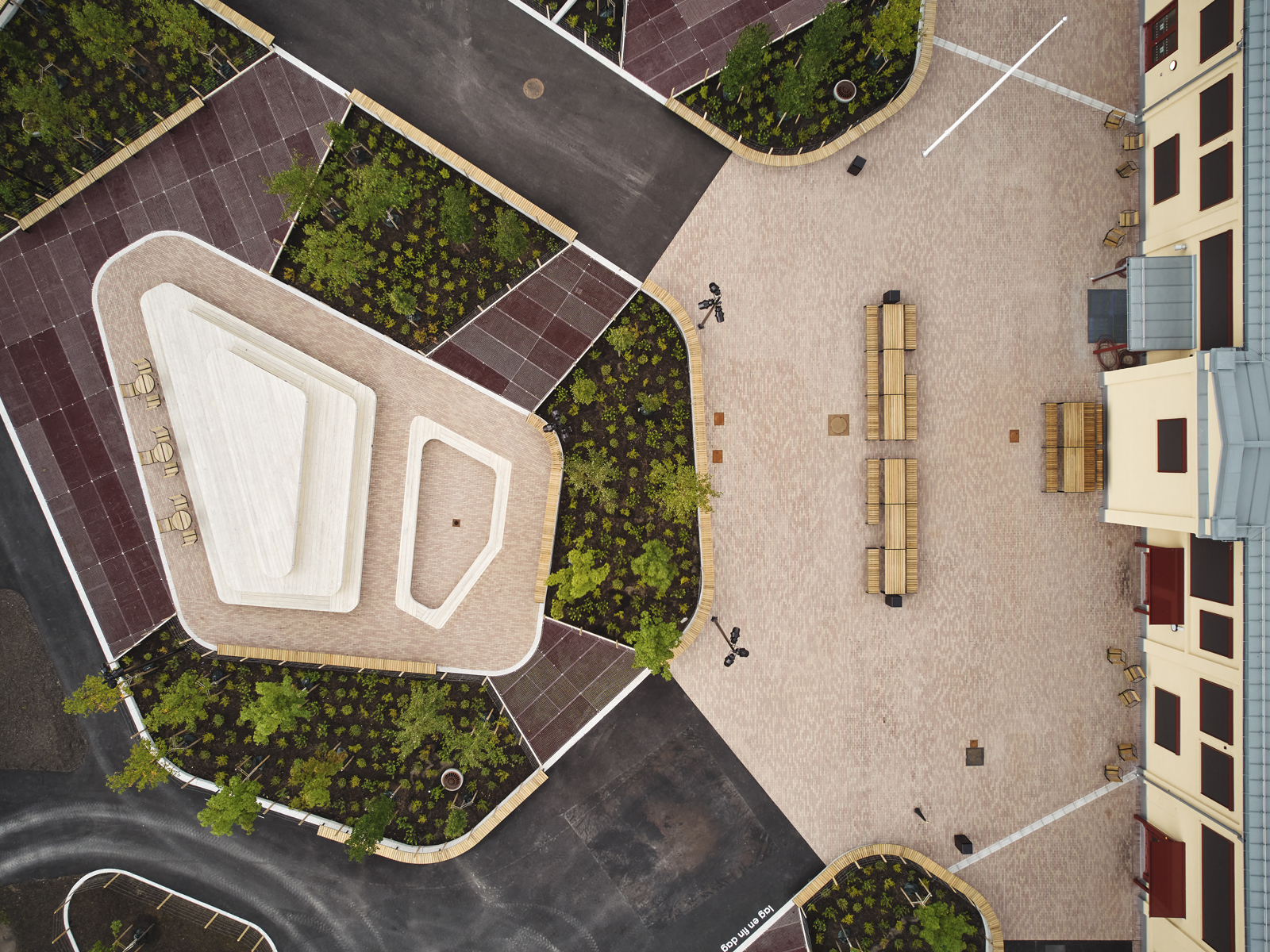 Drone/oversiktsfoto av skolegård med ulike materialer.