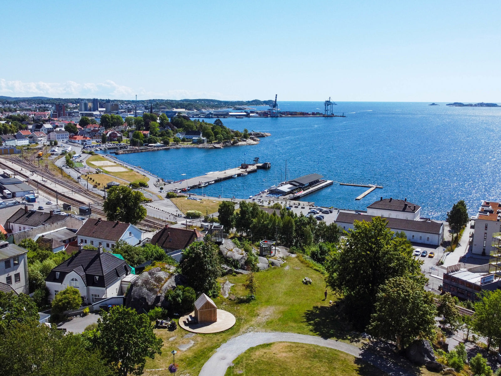 Bilde av Larvik havn i solskinn