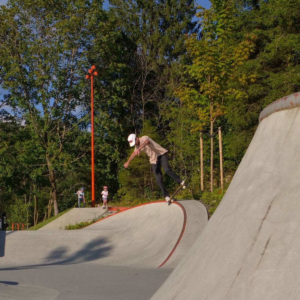 Mann skater i en skatepark. Foto. 