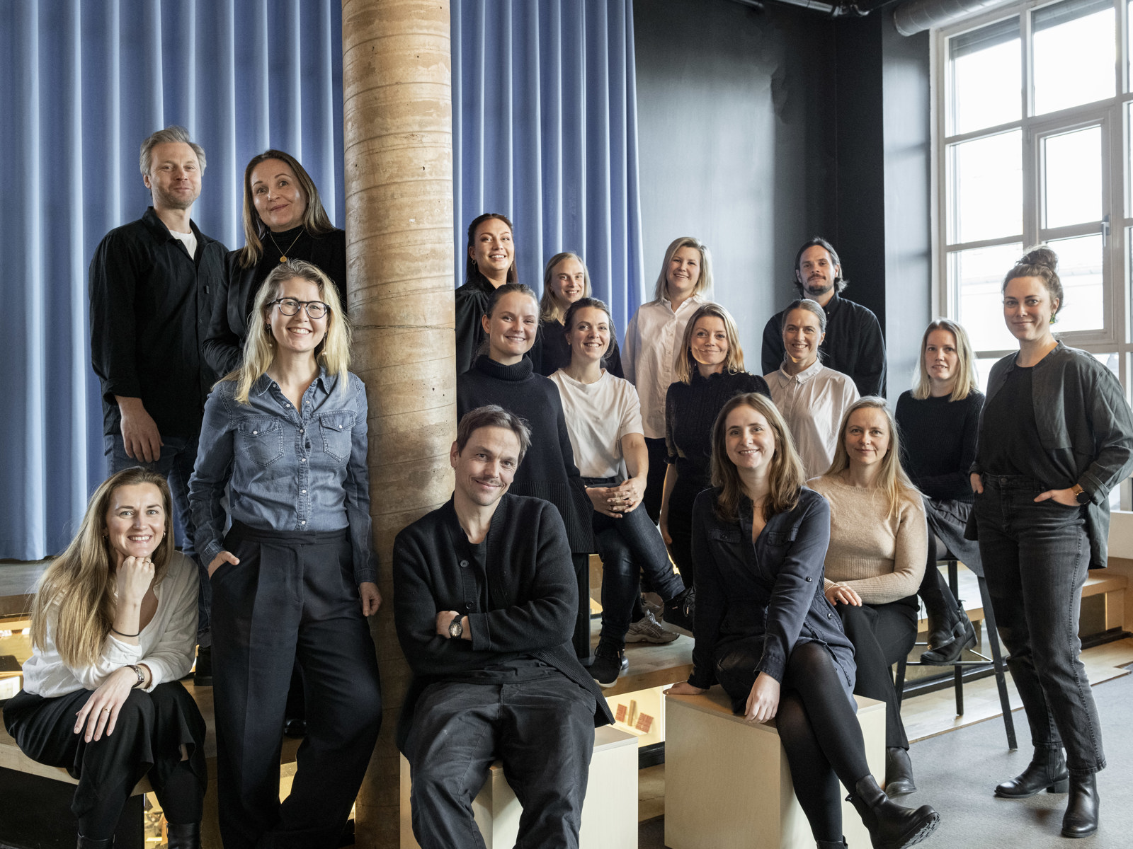 Gruppebilde av de ansatte i arkitektkontoret Zinc. Foto.