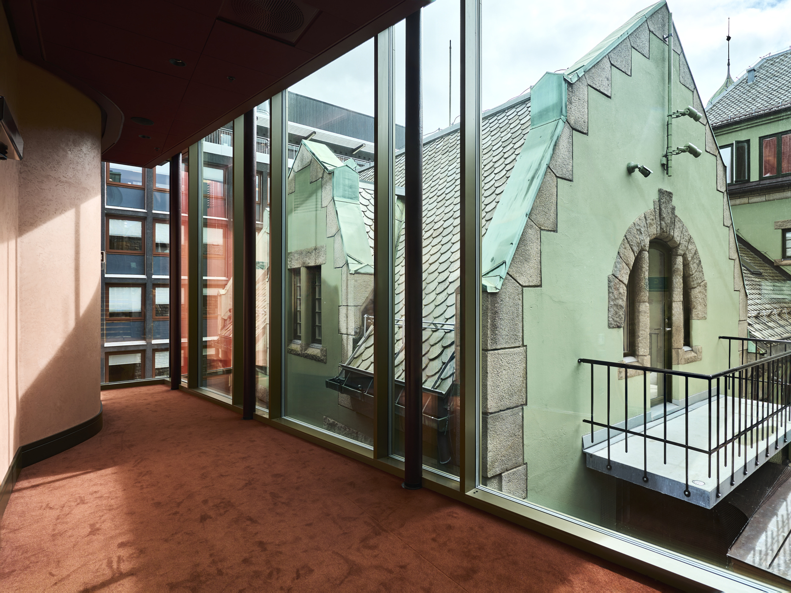 Interiør foto i gang, med utsikt til et grønt jugend tak.