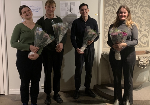 Vinnere av Afagprisen 2021, 4 stk holder blomster. Foto.