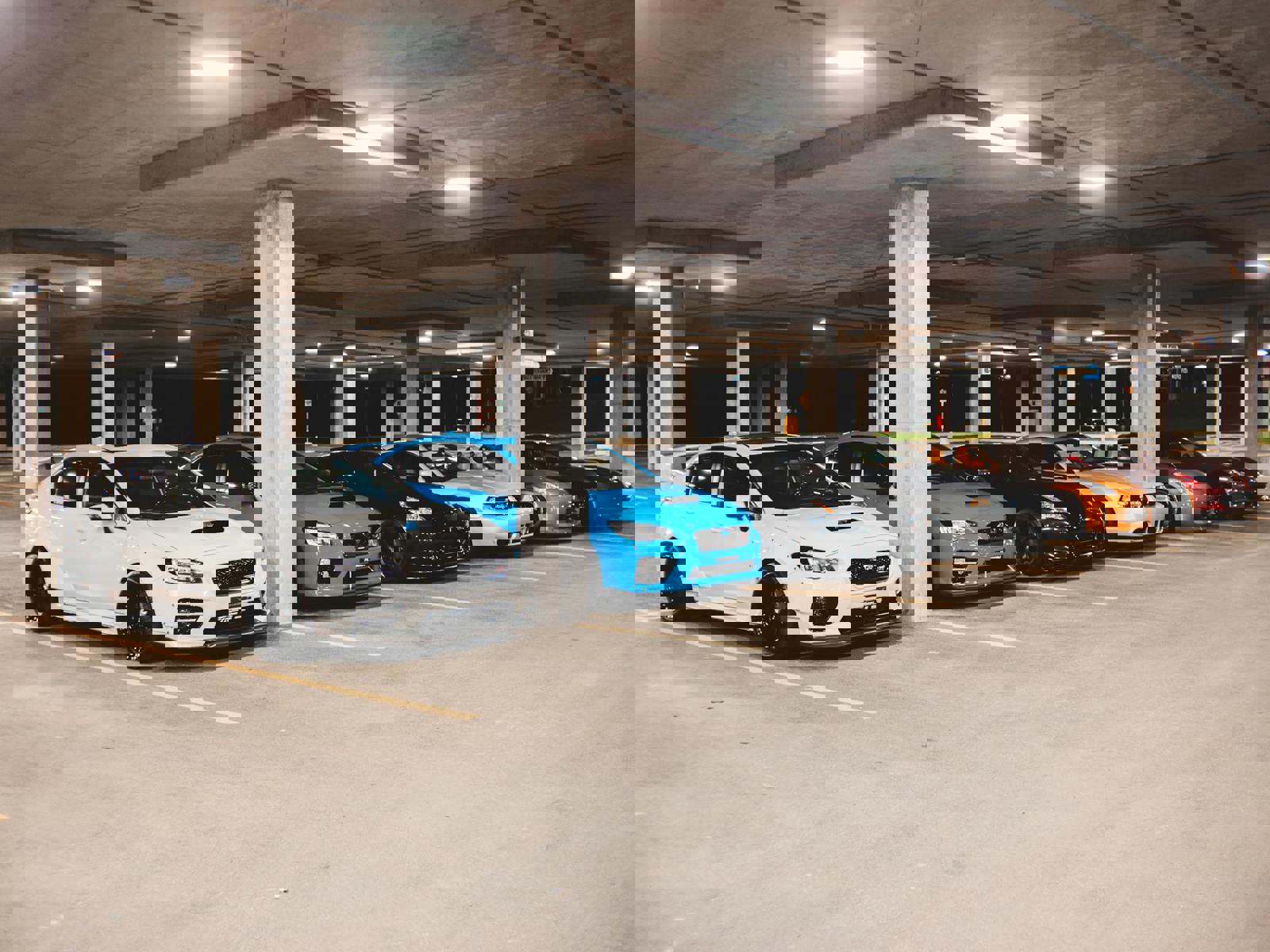 Foto av biler i et parkeringsanlegg