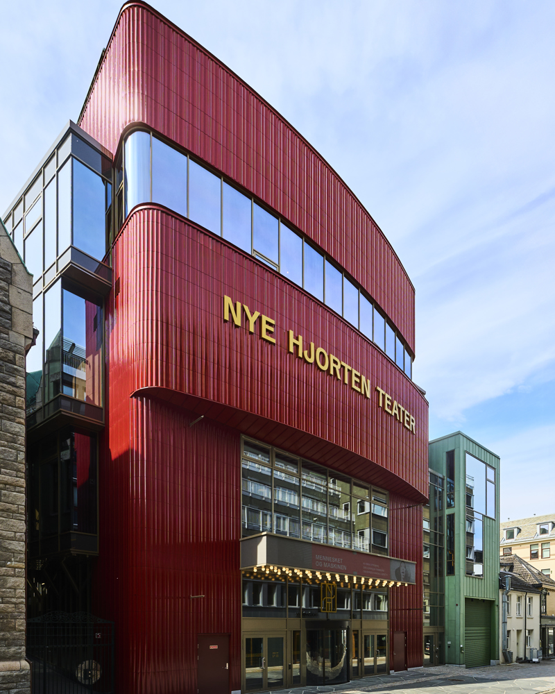 Eksteriør foto av Nye Hjorten Teater, rød fasade med inngangsparti.