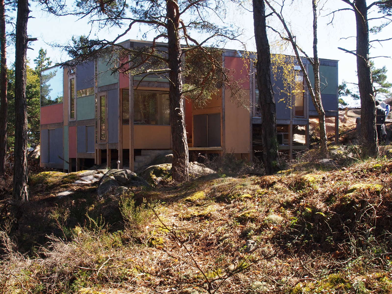 Fargerik hytte i skogen. Foto.