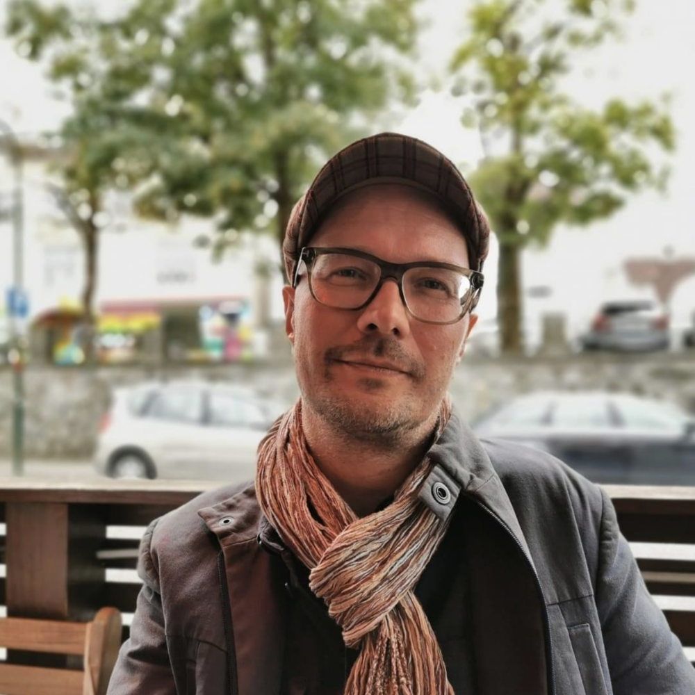 Portrett av Alf Ingar Svinterud utendørs. Foto.