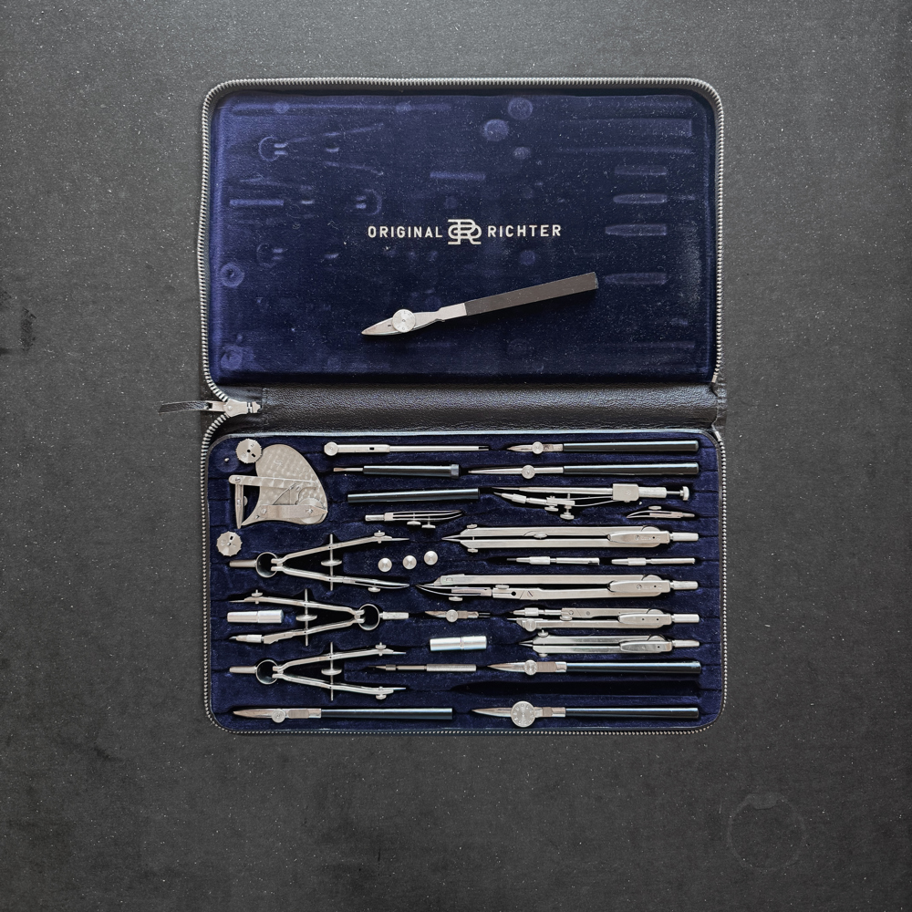 Foto av teknisk tegnesett, utstyr til håndtegning.