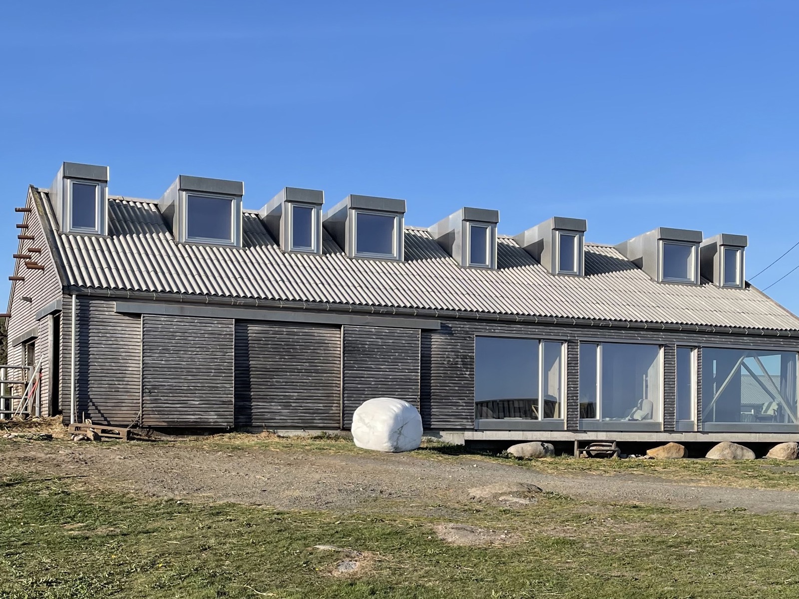 Stiv kuling arkitekters langhus på Lista, med husdyr og fugler i venstre del av huset, og utleiedel for mennesker i høyre del.