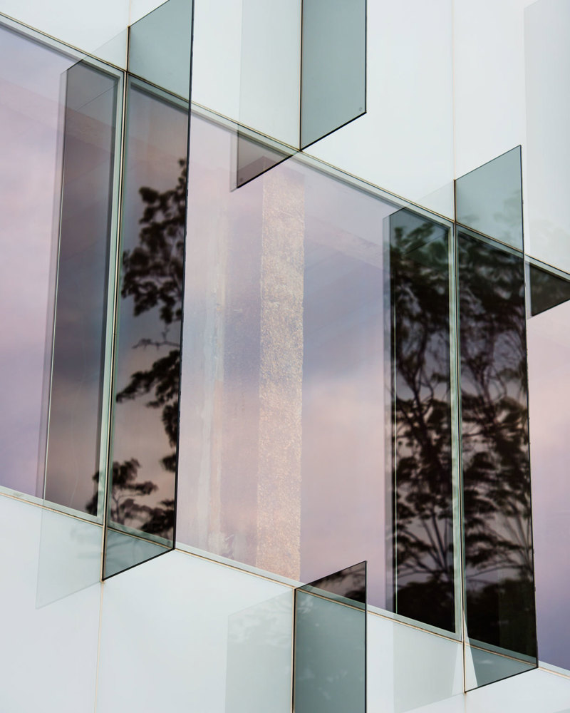 Fotografi av glassfasade med utstikkende glasselementer.