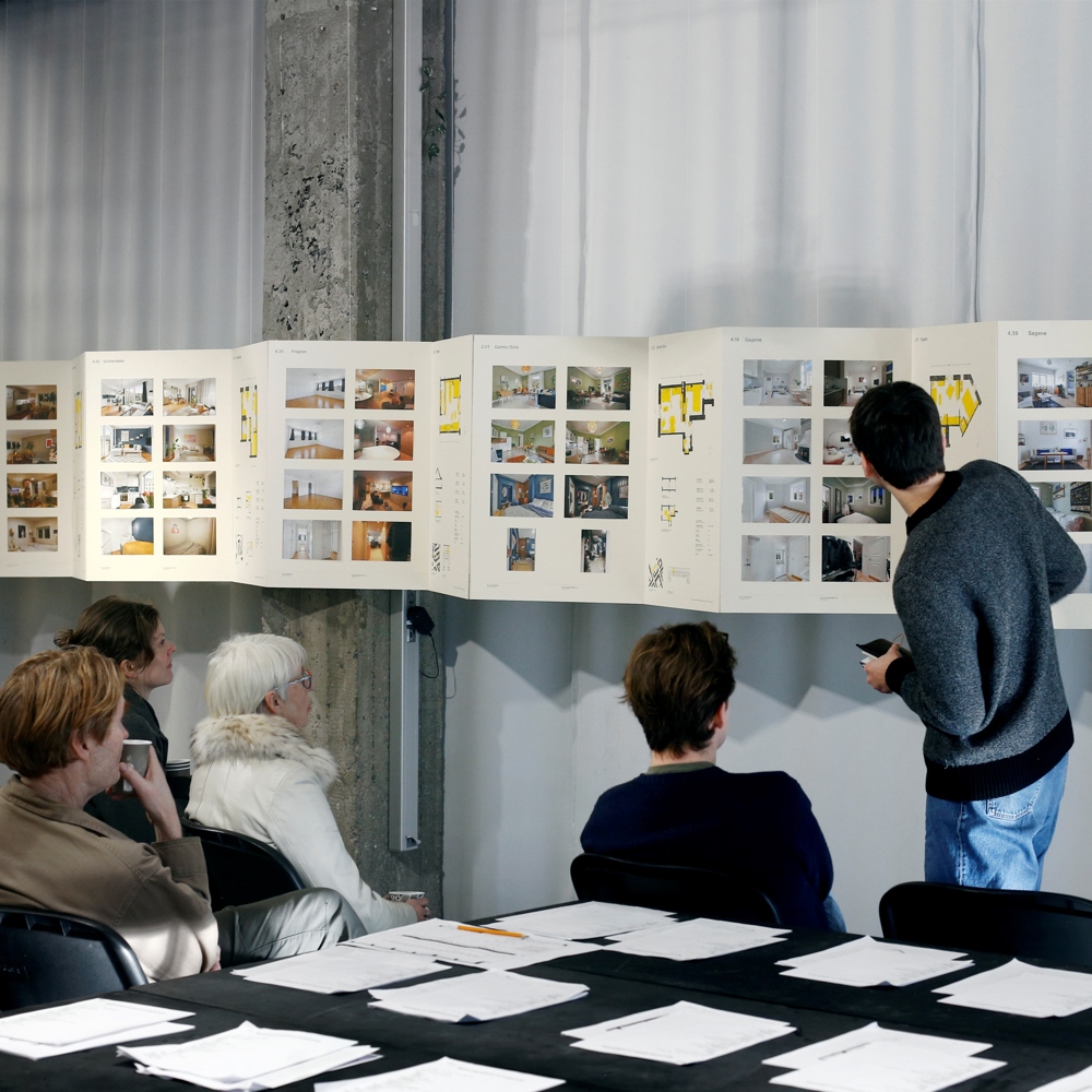Foto av presentasjon av forslag til leiligheter av studenter, på arkitektur og designhøgskolen i Oslo.