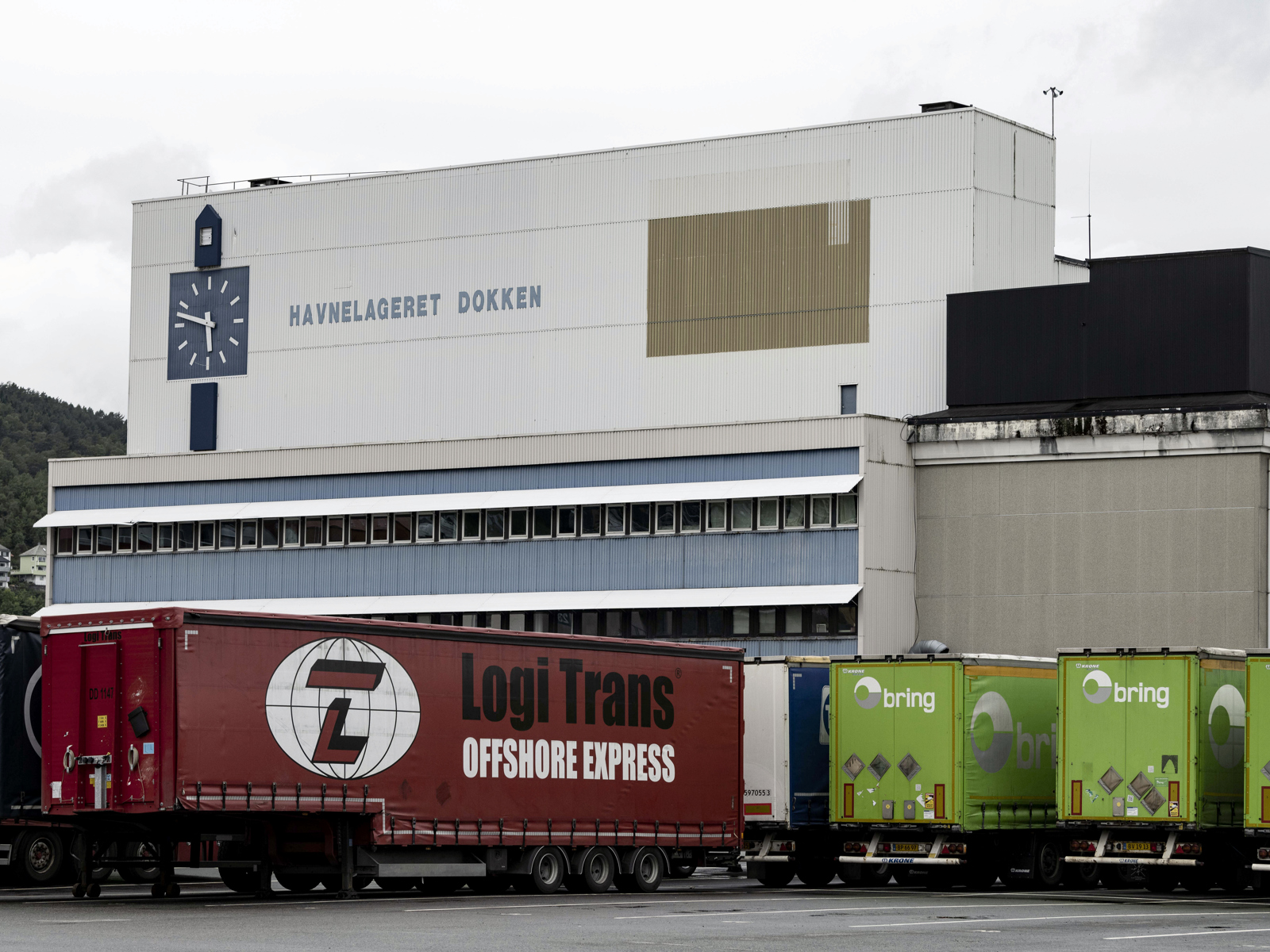 Havnelager, lastebil containere. Foto.