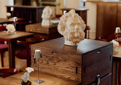 Podier som kan plasseres ulike steder i rommet gjør møbleringen fleksibel. Stolene er innkjøpt for prosjektet fra Magnus Olesen og spinner videre på den teaterøde fargen.