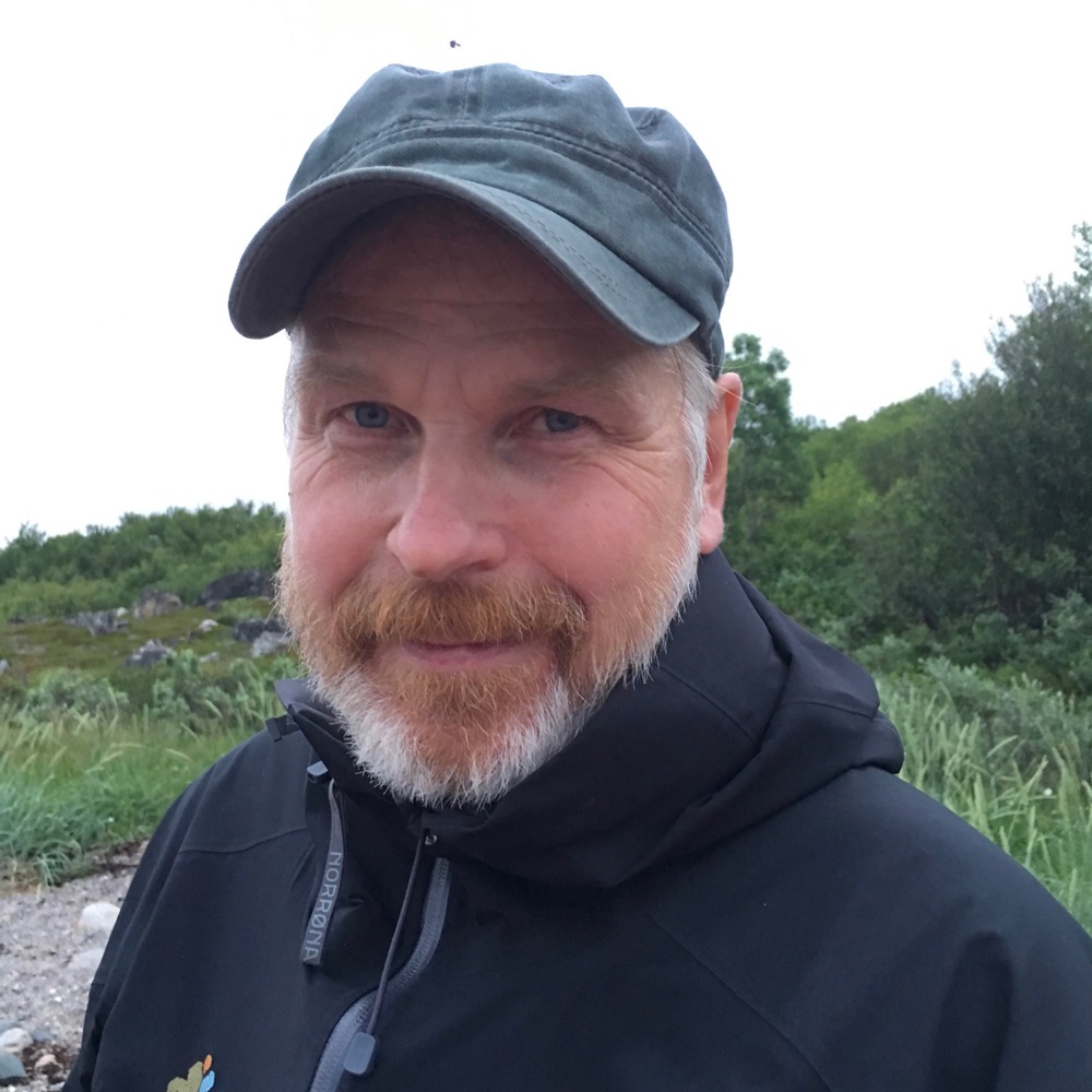 Portrett av Rolf E. Schaanning Kollstrøm ute i naturen. Foto.