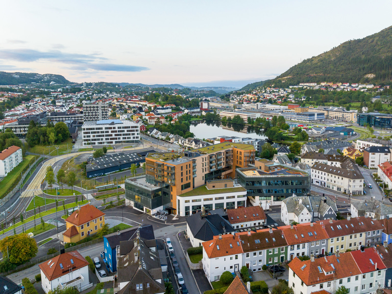 Oversiktfoto/dronefoto av bygård i bysituasjon.
