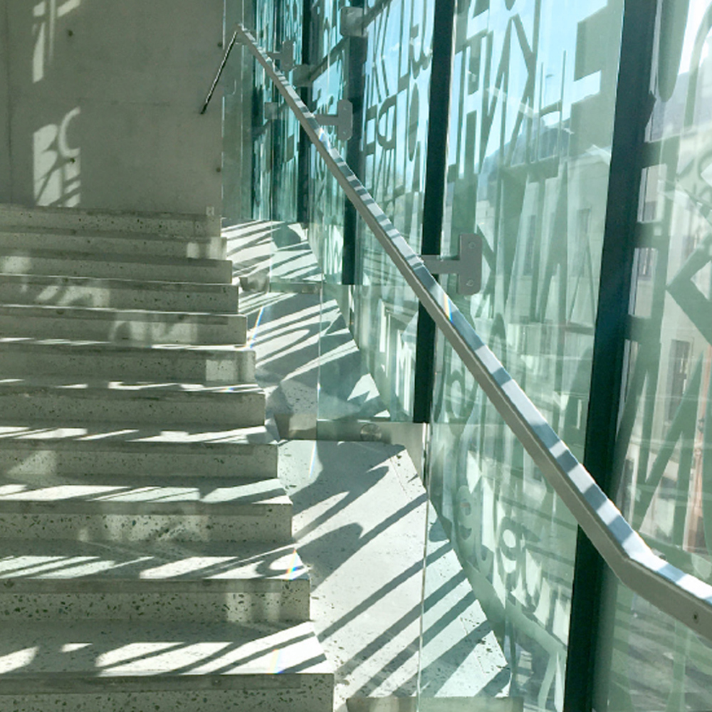 Trappeoppgang i betong med vinduer med trykk på