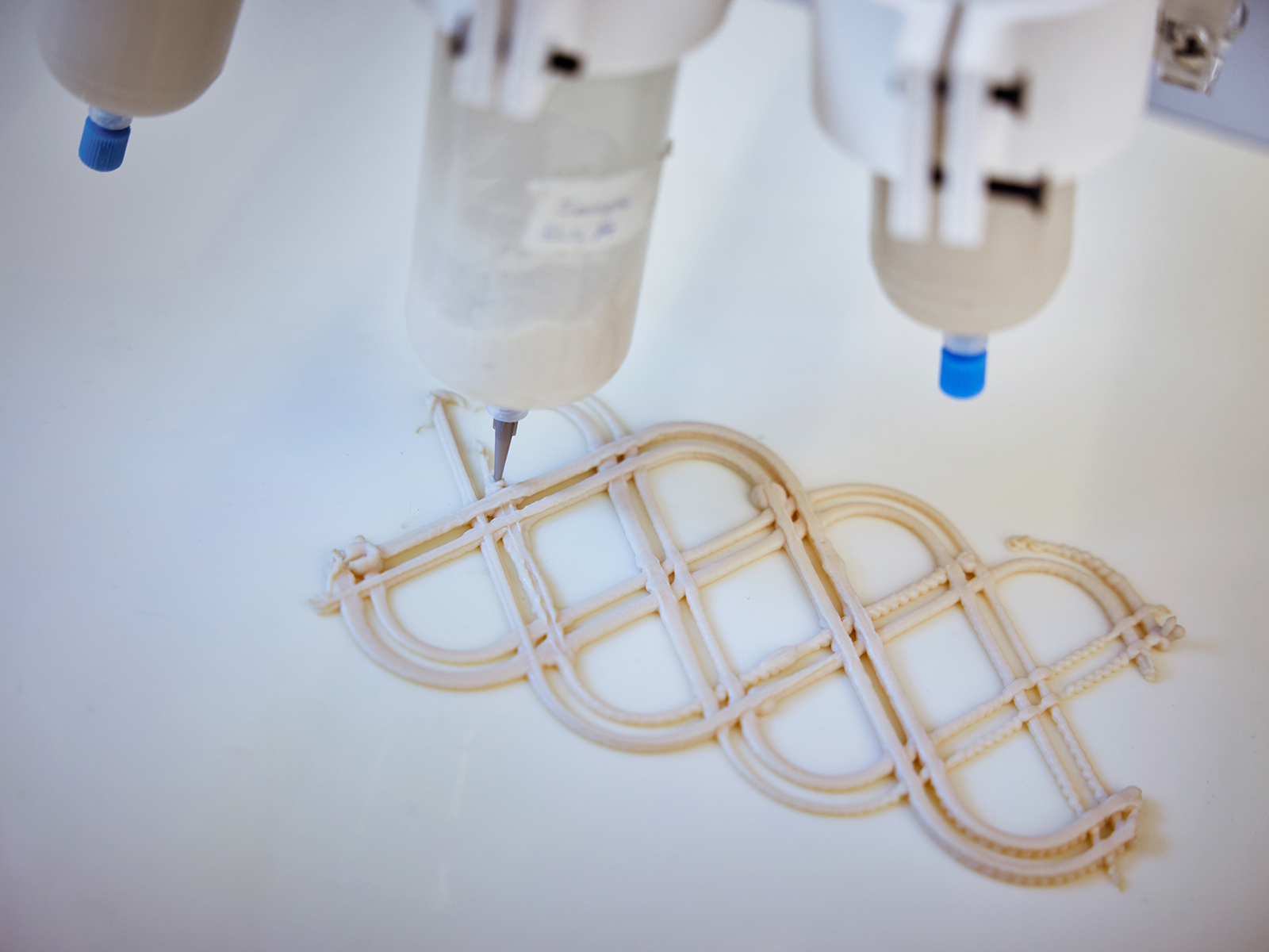 Fotografi av 3D printer som printer ut komplekse former