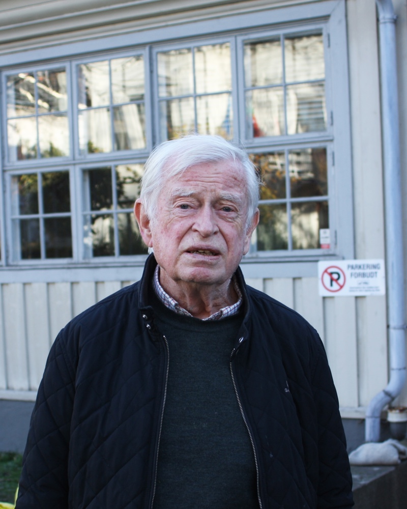 Portrett foto av Tor Winsnes utendørs.