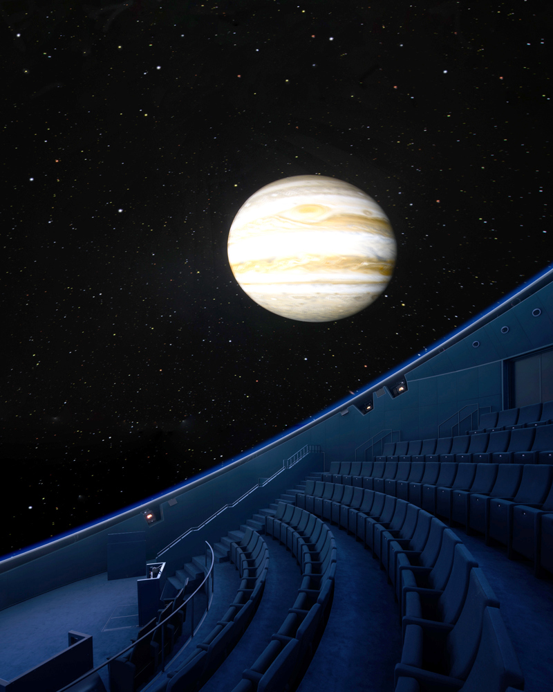 Interiør foto av Wisdome, mørk visualiseringssal med projeksjon av en planet i taket.