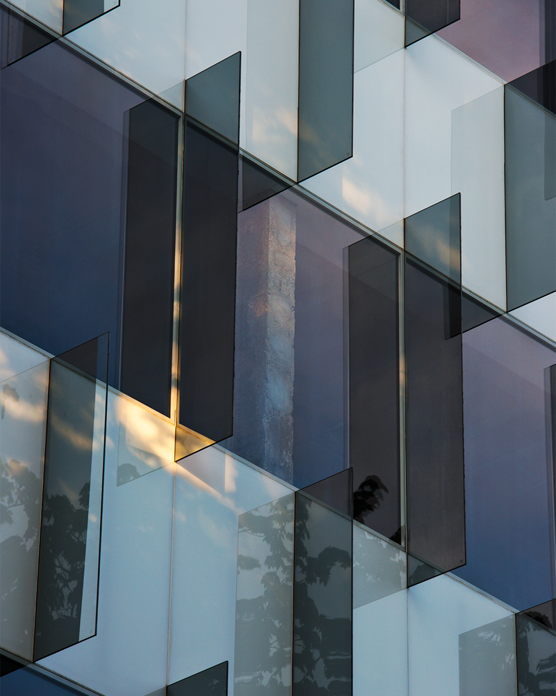 Fotografi av glassfasade med utstikkende glasselementer.