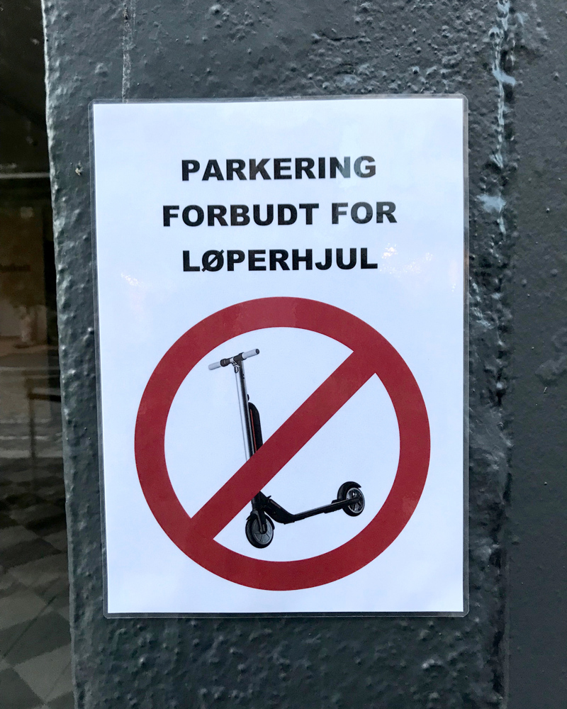 Foto av skilt hvor det står "parkering forbudt for løperhjul".