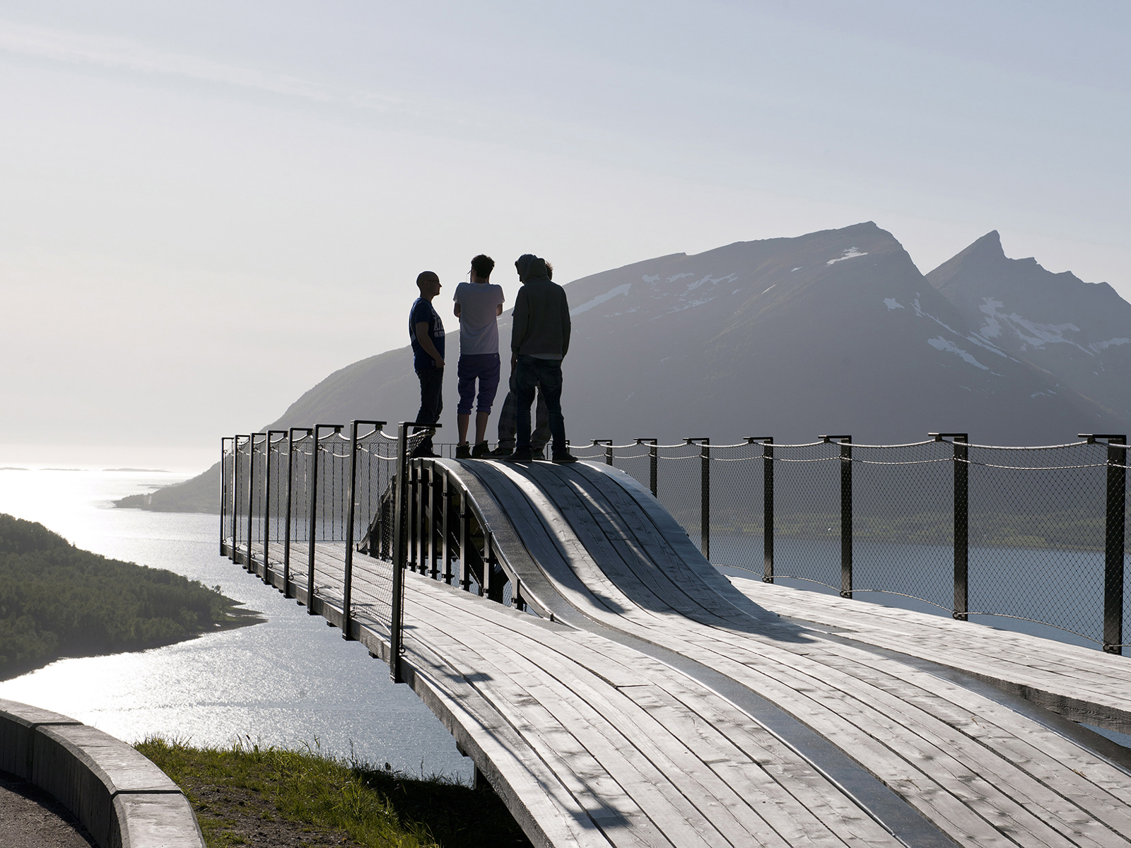 Foto av mennesker som står på et utkikkspunkt.