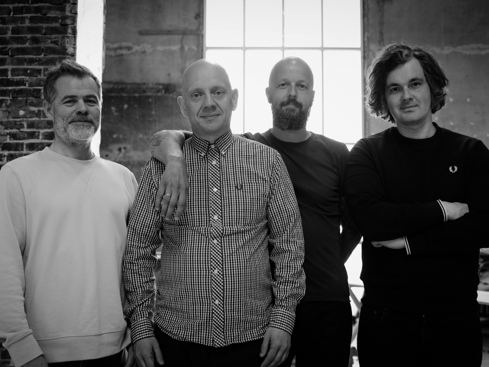 Gruppebilde i svart hvitt av bandet Neighboring Sounds. Foto. 