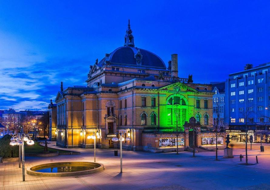 Nationaltheatret i Oslo sett utvendig i skumringen.