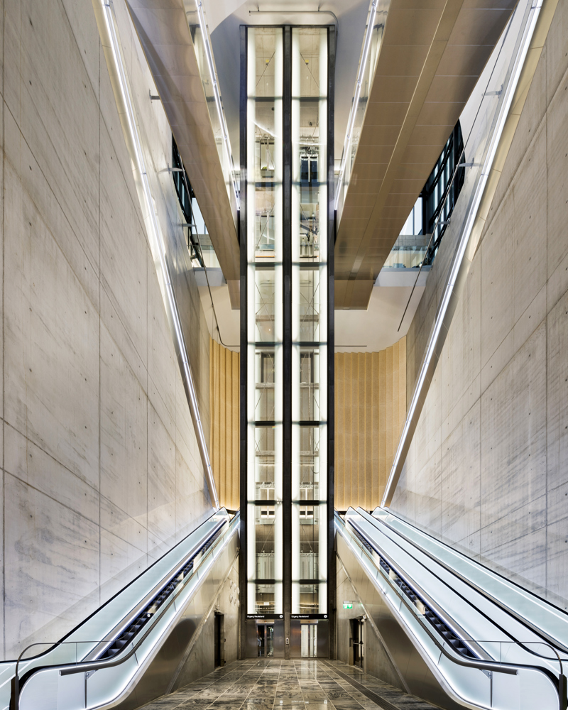 Interiør foto av trappeoppgang i t-bane stasjon.