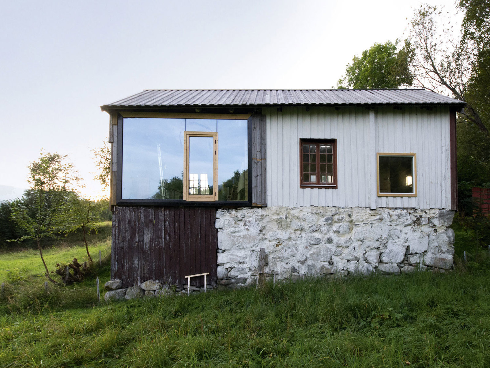 Eksteriør foto av hus med varierende fasade i landlig kontekst. 